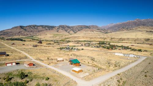 Wapiti House | The Yellowstone- Soak in Panoramic Views, Wapiti Cabin, Dogs OK