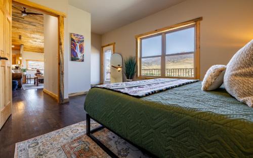 Wapiti House | The Yellowstone- Soak in Panoramic Views, Wapiti Cabin, Dogs OK