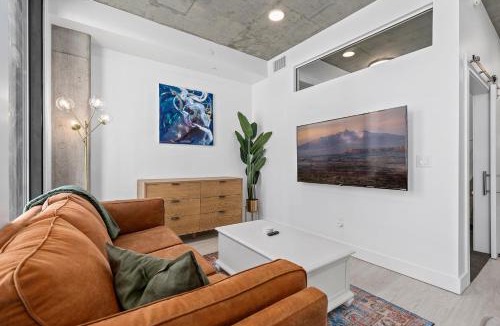 Rio Grande Apartment | Downtown beauty-PoolHotTubGym-near SaltPalace-View