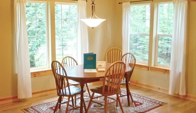 Glacier Springs Cabin 2bedrooms, 2 Baths - hot tub & Pet Friendly!