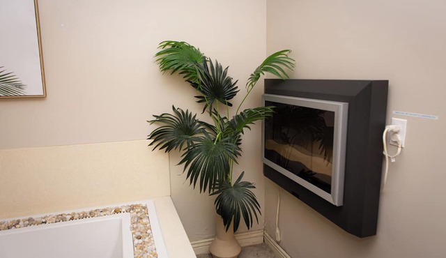 Hideaway Suites On 5th (formerly 5th East Hall B&B)