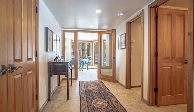 River House - 4BD Riverfront, Hot Tub, Near SV Ski Lifts!
