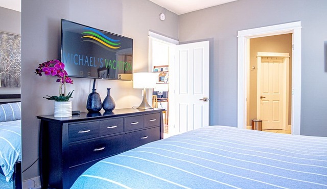 Snow Star Skylight - 3BD 3BA - Hot Tub, Gym, Walk to Ski!