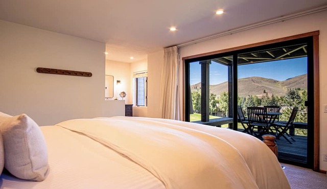 Panoramic Views! Designer`s Condo on Golf Course W/resort Amenities