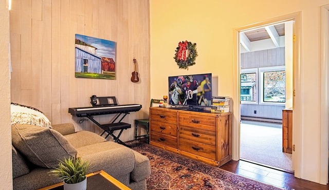Next to Warm Springs Lifts-hot Tub, Pool & Tennis!