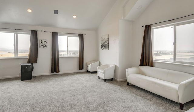 Balcony & Stunning Views: Airy Apt in Idaho Falls