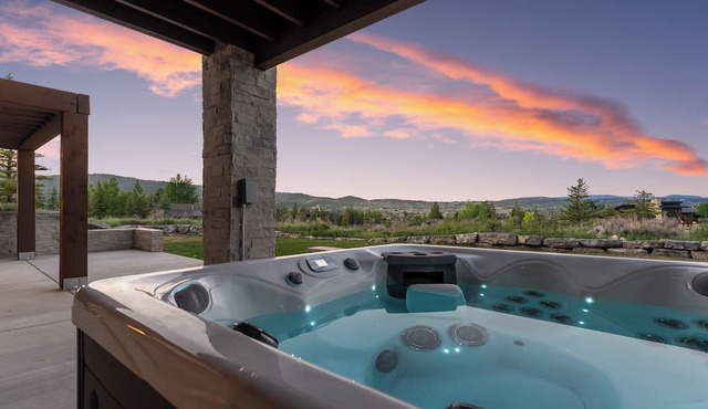 Spacious 6-bedroom house Comes with House Manager /Driver 8:30am - 8:30 pm. in Park City