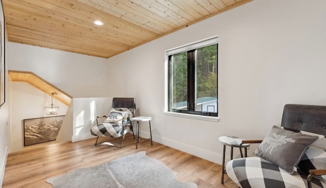 Idyllic 5BD Montana Home w/private hot tub, fire pit & amazing views! Sleep 8!