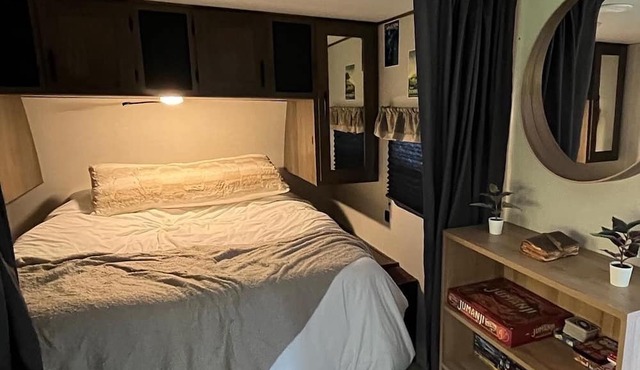 Quiet, majestic views of the Shire in a cozy glamping set up!