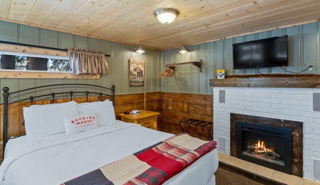 The Bucking Moose Wolf Suite: Cozy 2 Queen suite, just 1 minute from Yellowstone!