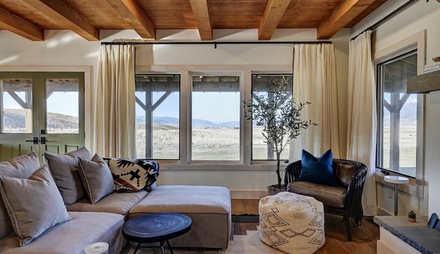 Cowboy Retreat- A gorgeous 3 bedroom home near Chico Hot Springs with views!