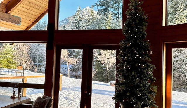 Beautiful mountain cabin on creek - 2.9 miles from town in Packwood