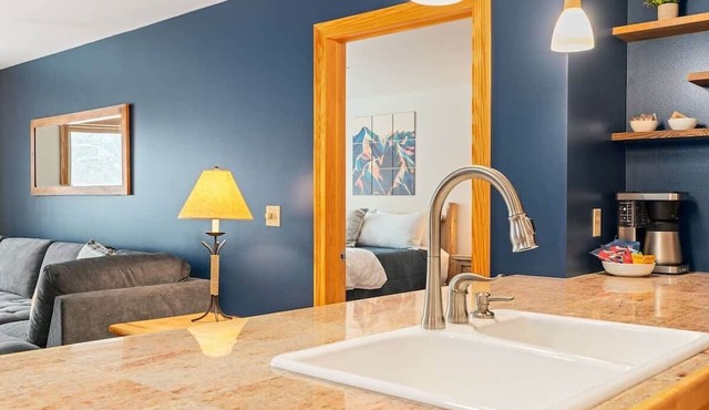 Basecamp Stays: Vibrant Spacious Ski Pad, Hot Tubs