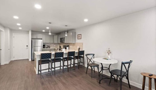 King Bed! - J&K on Main Luxury Apartment 303