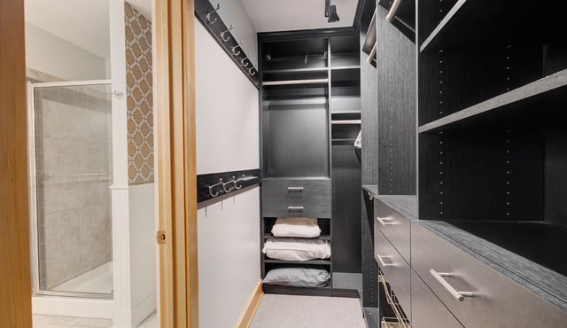 MOUNTAIN VIEWS, HOT TUB & SAUNA! Cozy fireplace, 10-minutes from the slopes!