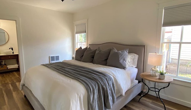 Fully remodeled 1920’s Family size Whole house, 4 bedroom 2.5 bath, 2000 sq ft