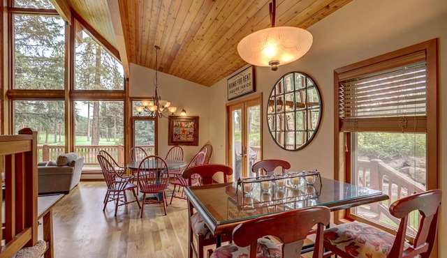 Cozy cabin on the GOLF course in New Meadows Idaho~in the heart of recreation