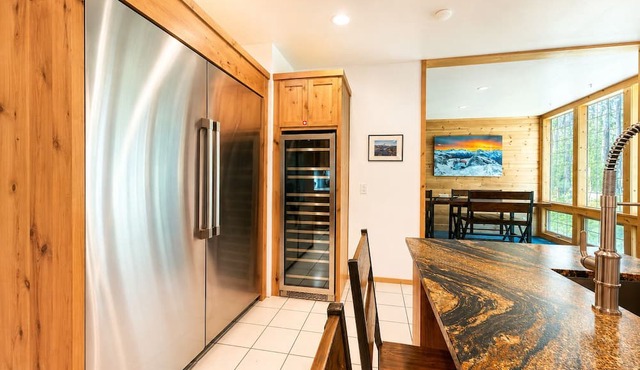 River Road Lodge-Sleeps 16, Hot tub, 2 Fireplaces, Pool Table in Leavenworth