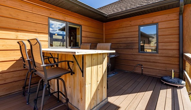 AJ's Outpost- Family retreat, Mountain views, Great location