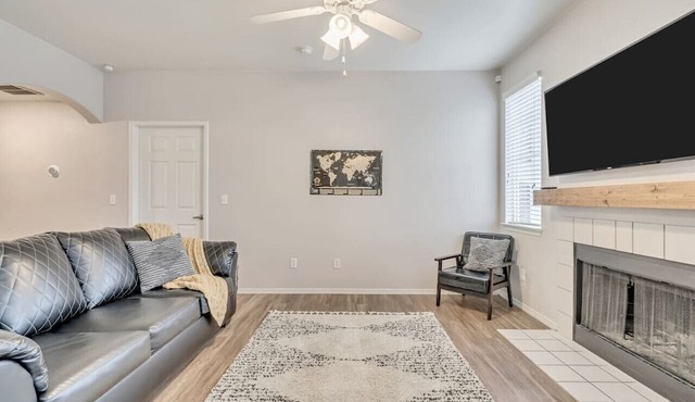 Comfortable 2BR Apt with Pool, Hot Tub, and Fitness Center, Close to Hill AFB
