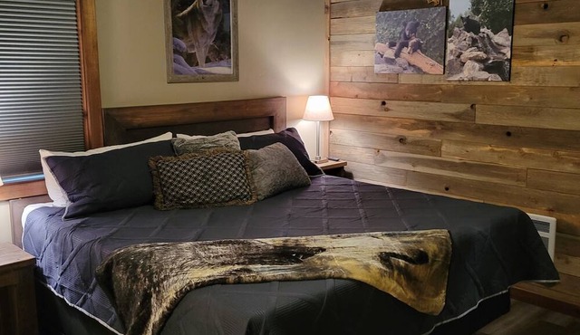 25 min to Yellowstone! Hot Tub! WiFi! Fire pit! BBQ Grill! Perfect get away!