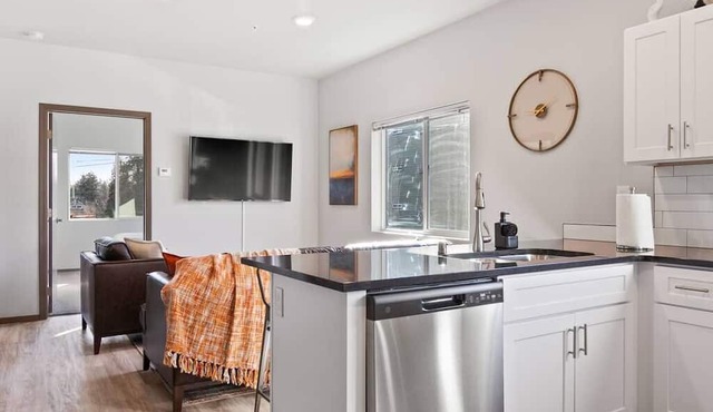 Wonderful New 2 Bed 2 Bath Near Perry Dist and DT!