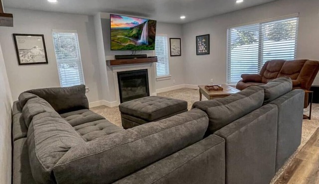 Gorgeous 4 Bedroom Cabin w/Hot Tub in Donnelly!