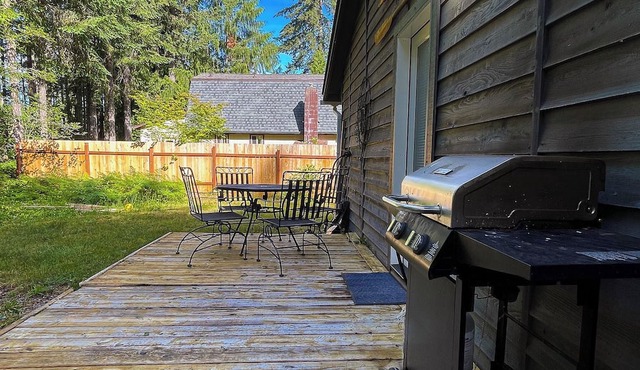 Cozy Cabin Escape Lake Cushman Access + Hiking, Pickleball, Golf. Pet Friendly!