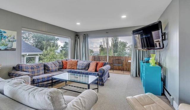 This duplex is a 8 bedroom(s), 4 bathrooms, located in Salt Lake City, UT.