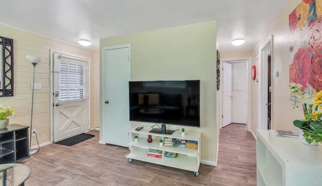 Fully furnished and equipped 30+ day rental near hospitals and University of Utah. Ideal for Traveling Nurses, internships, students, extended medical care or relocation. Washer and dryer. Free parking. Queen bed.
