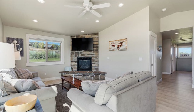 Bear Lake Cabin Sleeps 12! Game Room! Plenty of parking for cars and Toys!