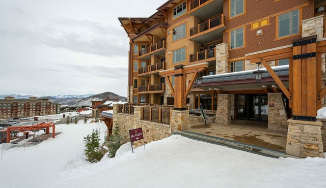 Hyatt one bedroom, balcony, outdoor swimming pool & hot tub, firepit, walk to hiking & biking trails