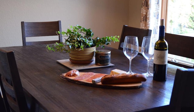 This spacious single home combines modern amenities with a cozy mountain feel