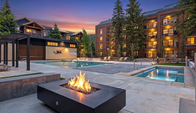 Main St/Steps to Town Lift/Hot Tubs Pool/Free Parking/Mountain View