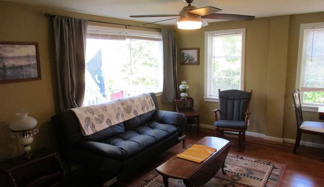 1-bedroom Lakefront vacation Unit just 13 minutes from Tacoma Dome in Tacoma