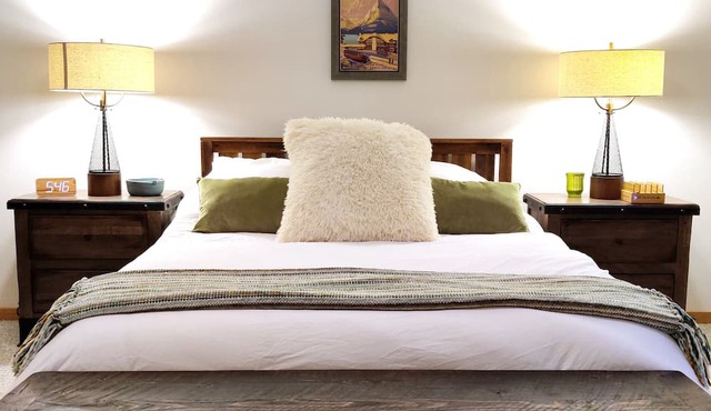 Modern Mountain Cabin across Glacier NP & Izaak Walton Inn. Incl Wifi & Laundry