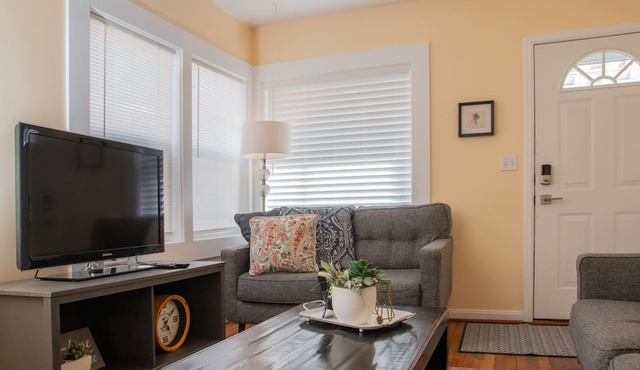 Charming cozy cottage on historic numbered streets
