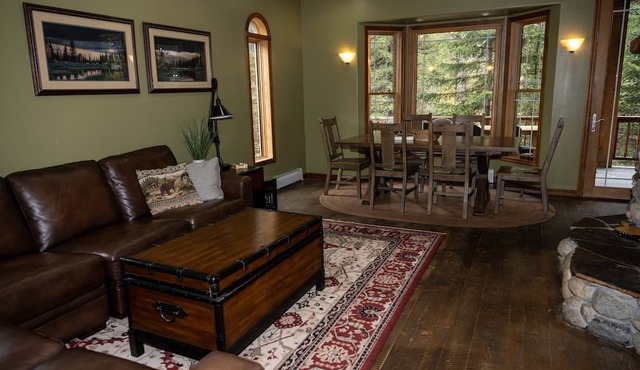River Island House - Luxury Mountain Riverfront Log Home, Nye, Montana