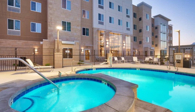 King Suite. Free Breakfast. Pool & Hot Tub. Gym. Near Traverse Mountain Shopping Center!