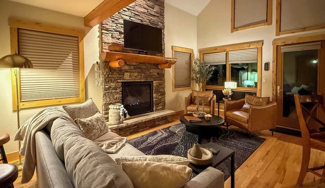 Updated & Spacious Lodge in Heart of Estes Park! in Estes Park