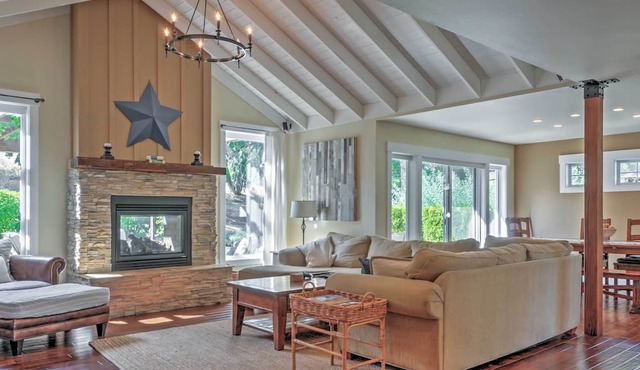 Gorgeous Wapato Point Lakehouse w/Private Hot Tub