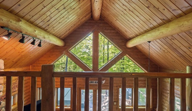 Cozy Mountain Cabin| Private Hot Tub| Ski-in/Ski-out | Sleeps 8 | 3 Bedroom in Boyne Falls