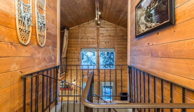 ON THE STREAM- SHORT WALK TO RESORT, HOT TUB, WOOD FIREPLACE. COZY HIDEAWAY
