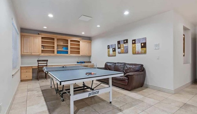 Sleeps 25 A+Location*Pets *Theater *Hot tub*Games