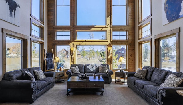 Spacious Grand Lake cabin ideal for multigenerational stays with 2 master suites in Grand Lake
