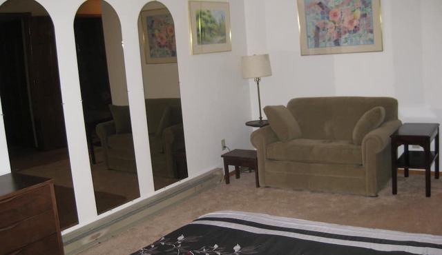 Comfortable Passive-Solar 3-Bedroom Earth-Bearmed House In Quiet Area Near U.W.