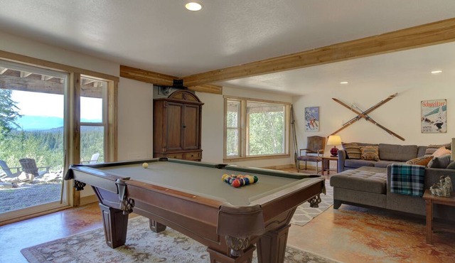 Cedar View Lodge- Scenic Sandpoint area mountain home, in secluded location. in Sagle