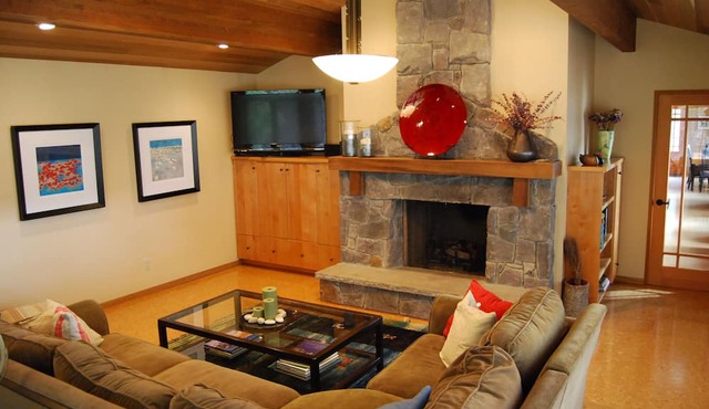 Spectacular Mount Hood View Home-Sleeps 10
