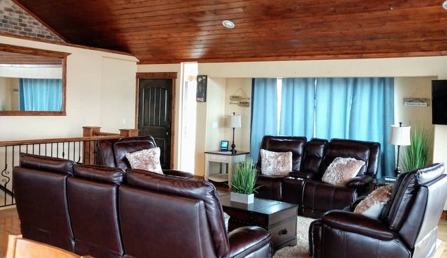 Amazing view - Lake House Retreat with Mountain Cabin Warmth in Garden City