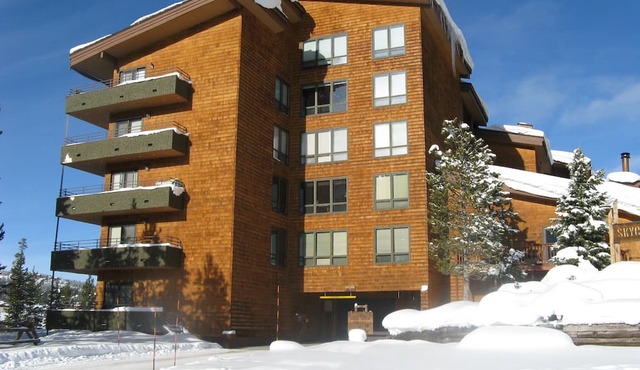 SPECTACULAR VIEW of Big Sky-Hot Tub & Fireplace-1/2 Mile on Free Shuttle to Mtn. in Big Sky